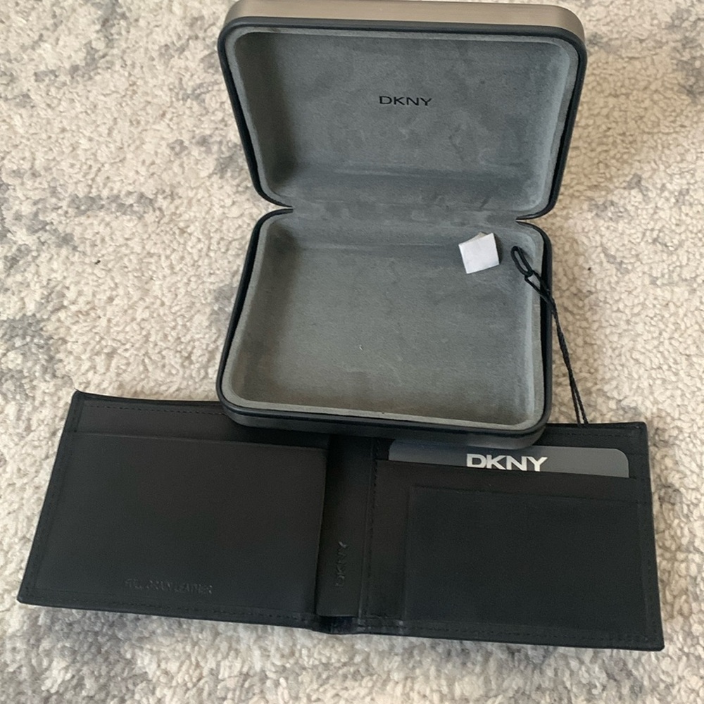 DKNY Mens wallet -brand new